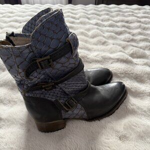 Freebird Apex Boots - Blue Python Print | Size 11